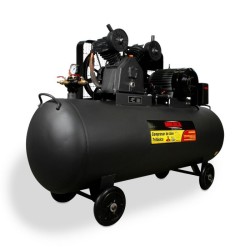 Tiene un motor de gasolina de 13 HP y cabezal de doble pistón conectados por un sistema de poleas y banda (incrementa su eficice